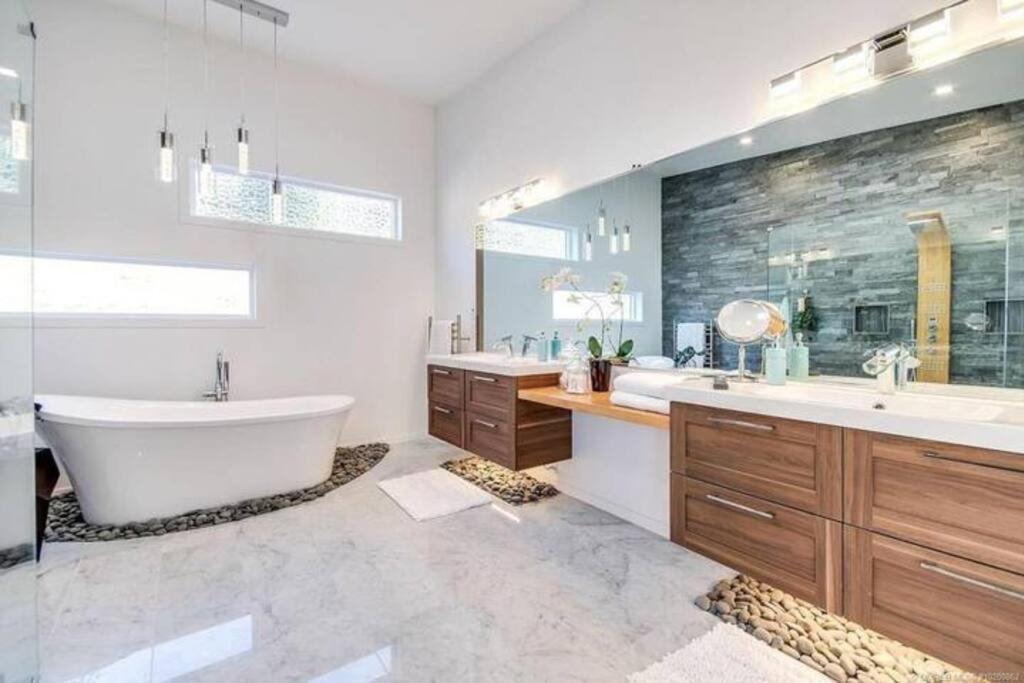 The Infiniti Villa Kelowna Dış mekan fotoğraf